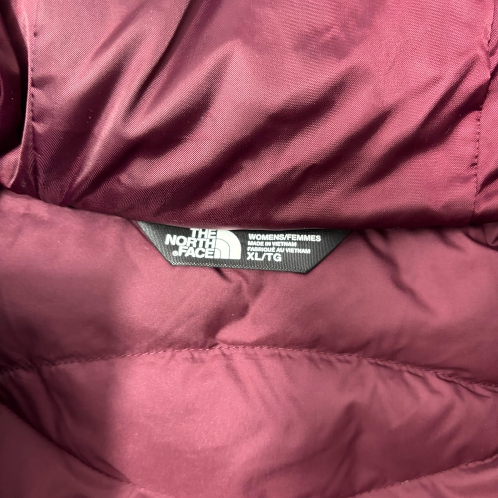 The North Face Women's Burgundy Puffer Jacket Size XL - Picture 7 of 15